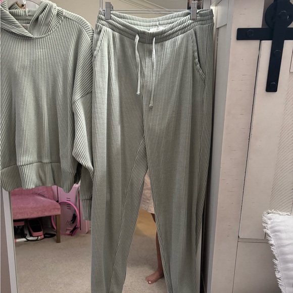 Women's Abercrombie Lounge Cozy Green Ribbed Hoodie and Jogger Set - Picture 6 of 7